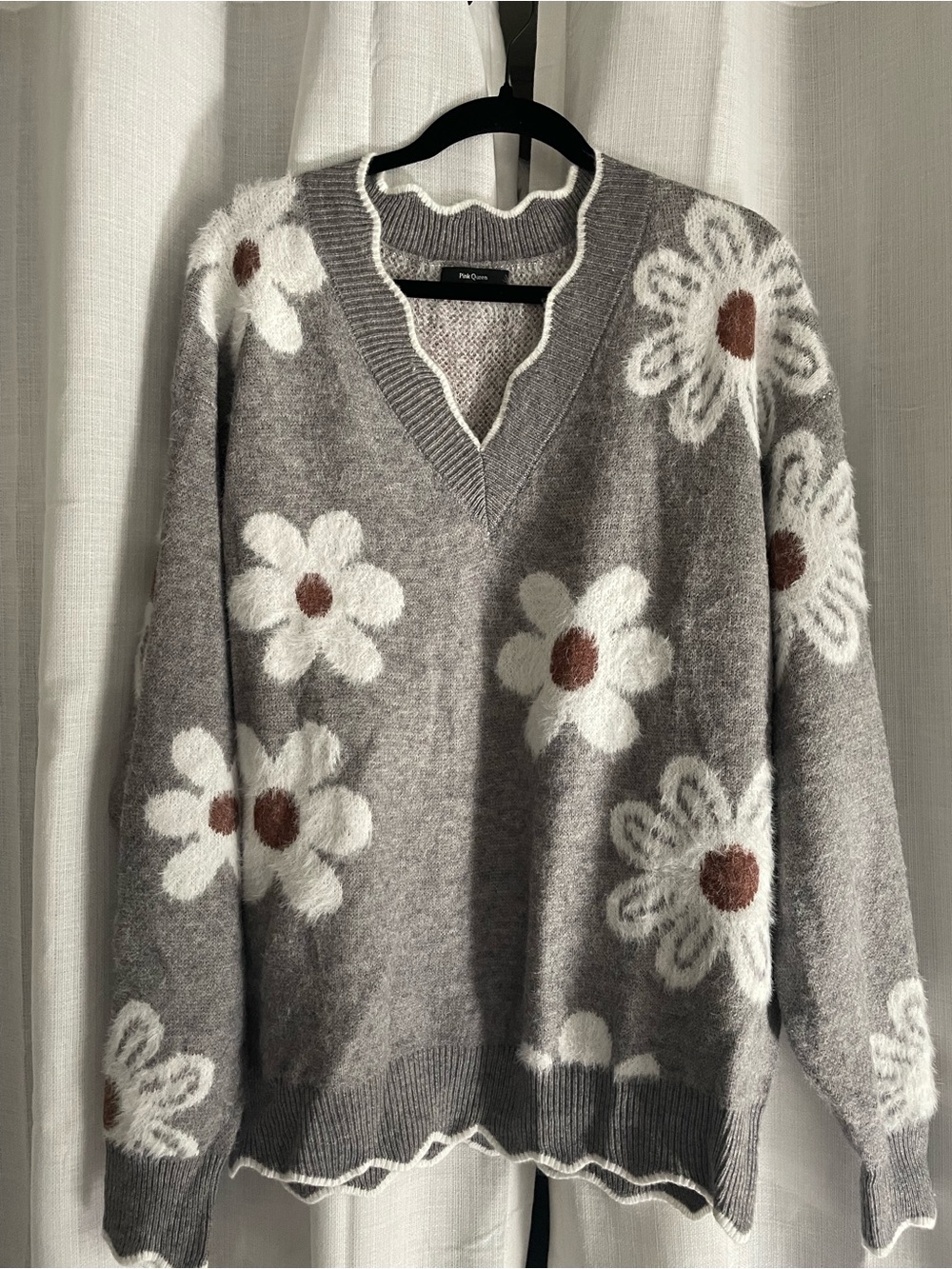 Soft Gray V-Neck Daisy Sweater with Cream Flowers